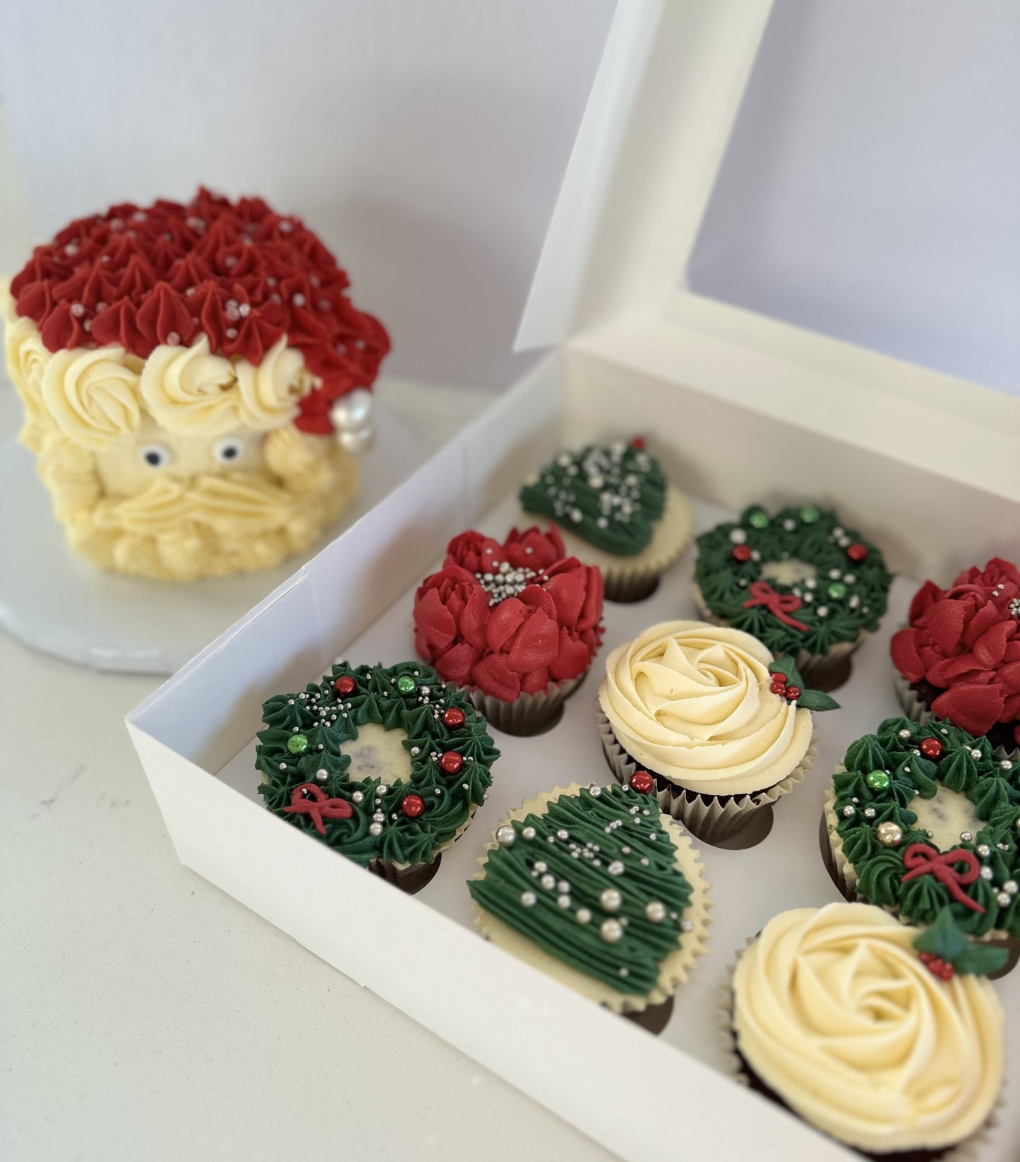 Christmas cupcakes - Red and green