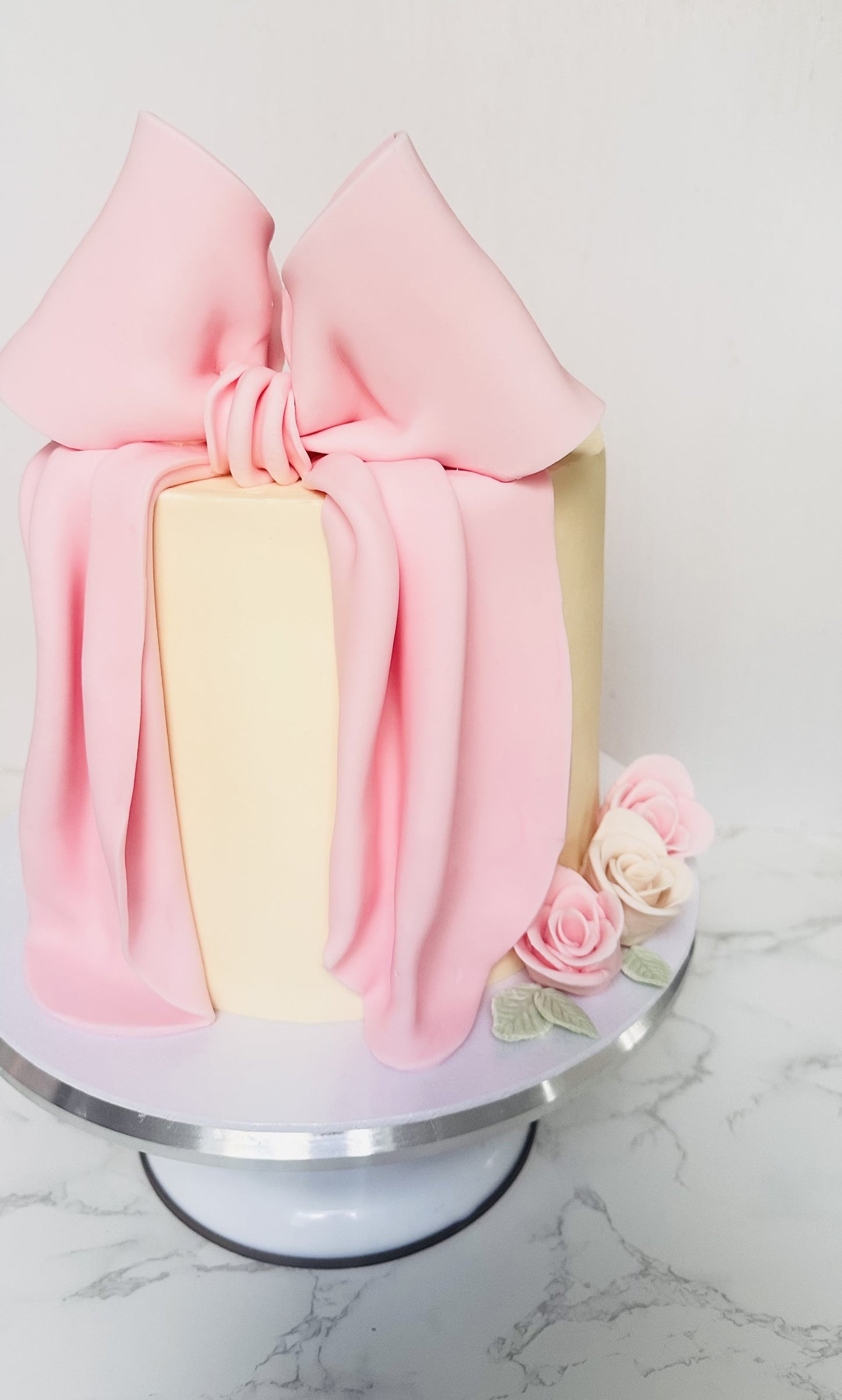Bow cake
