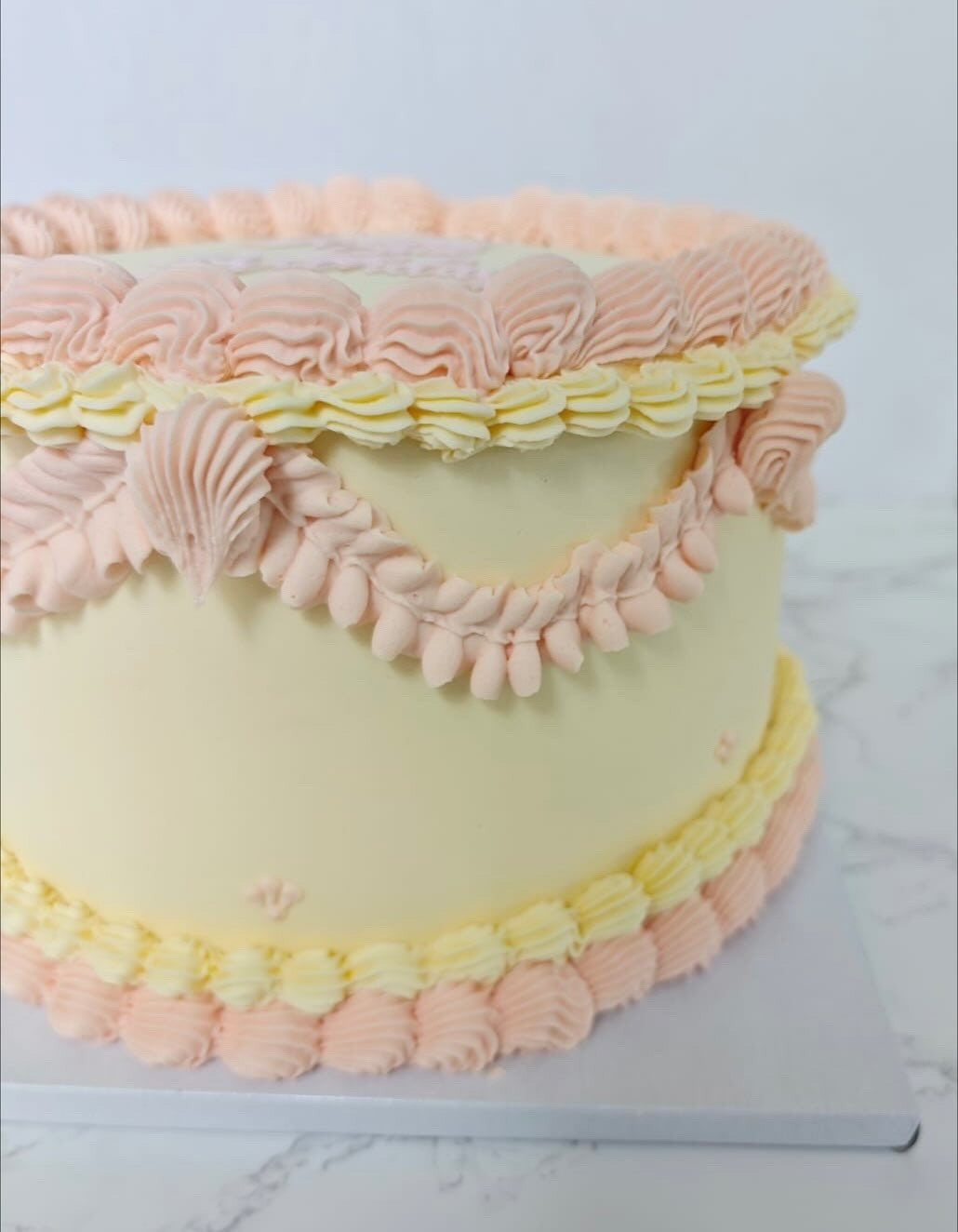 Vintage Round Cake - 10"