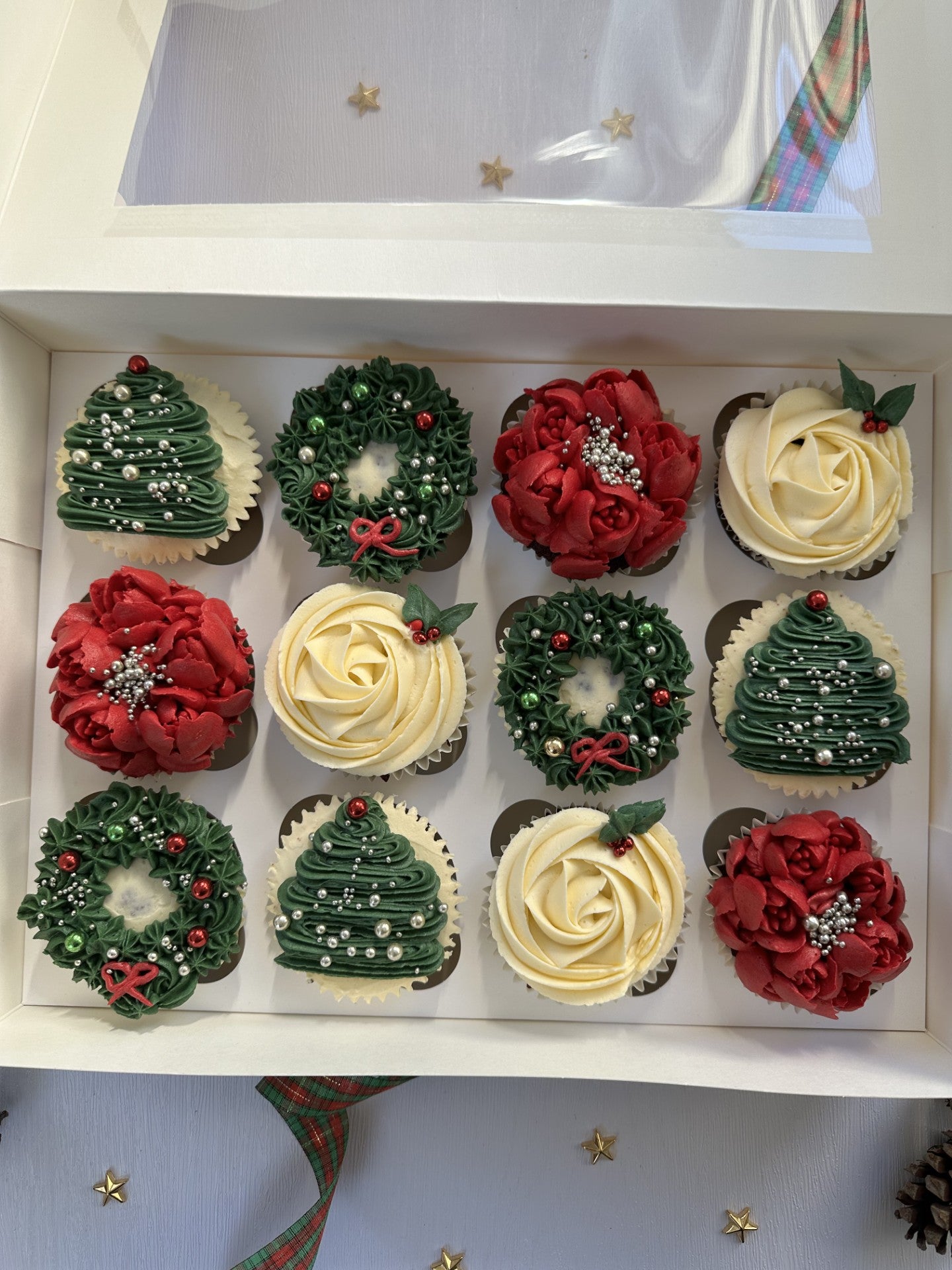 Christmas cupcakes - Red and green
