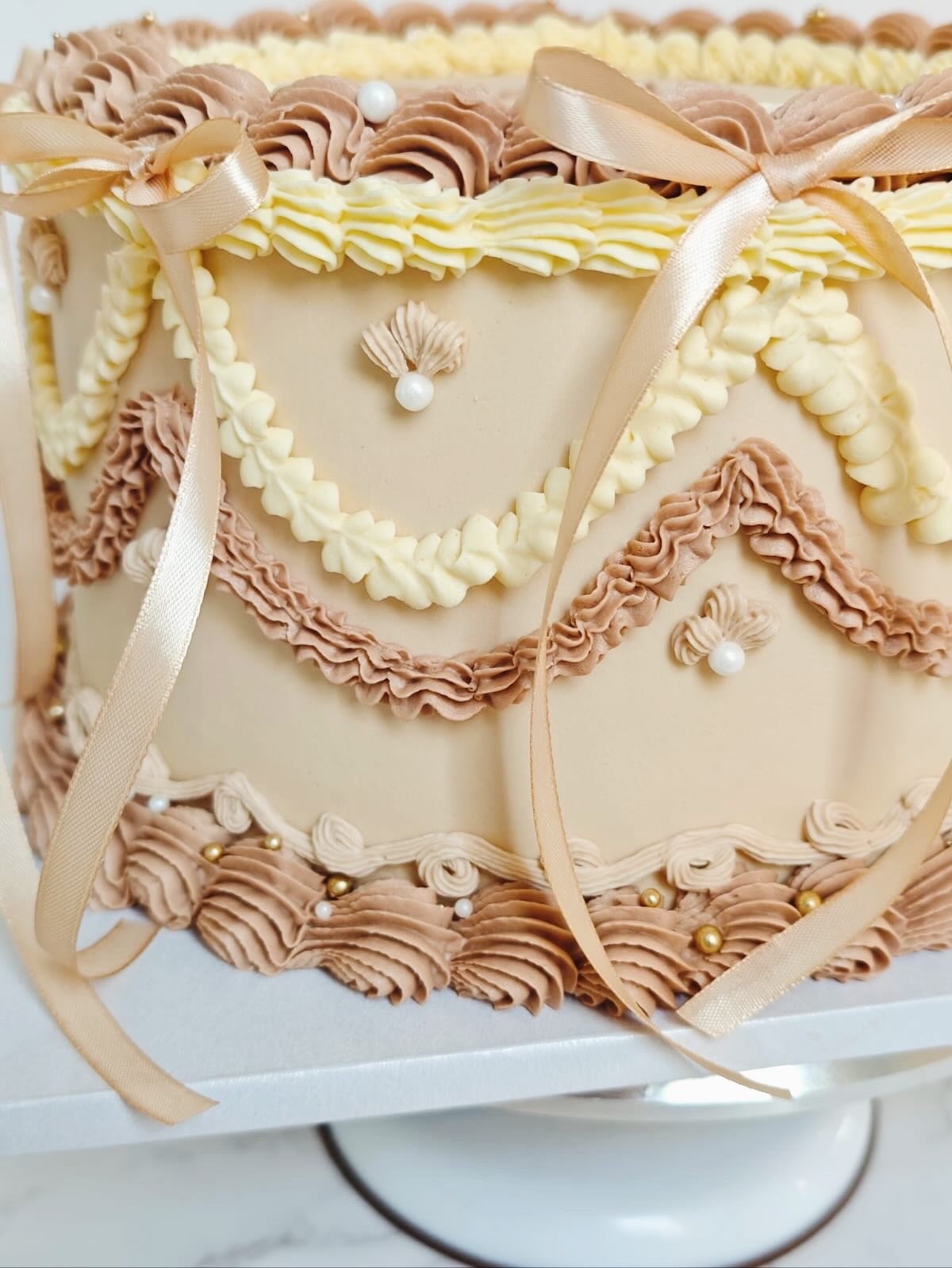 Vintage Round Cake - 8"